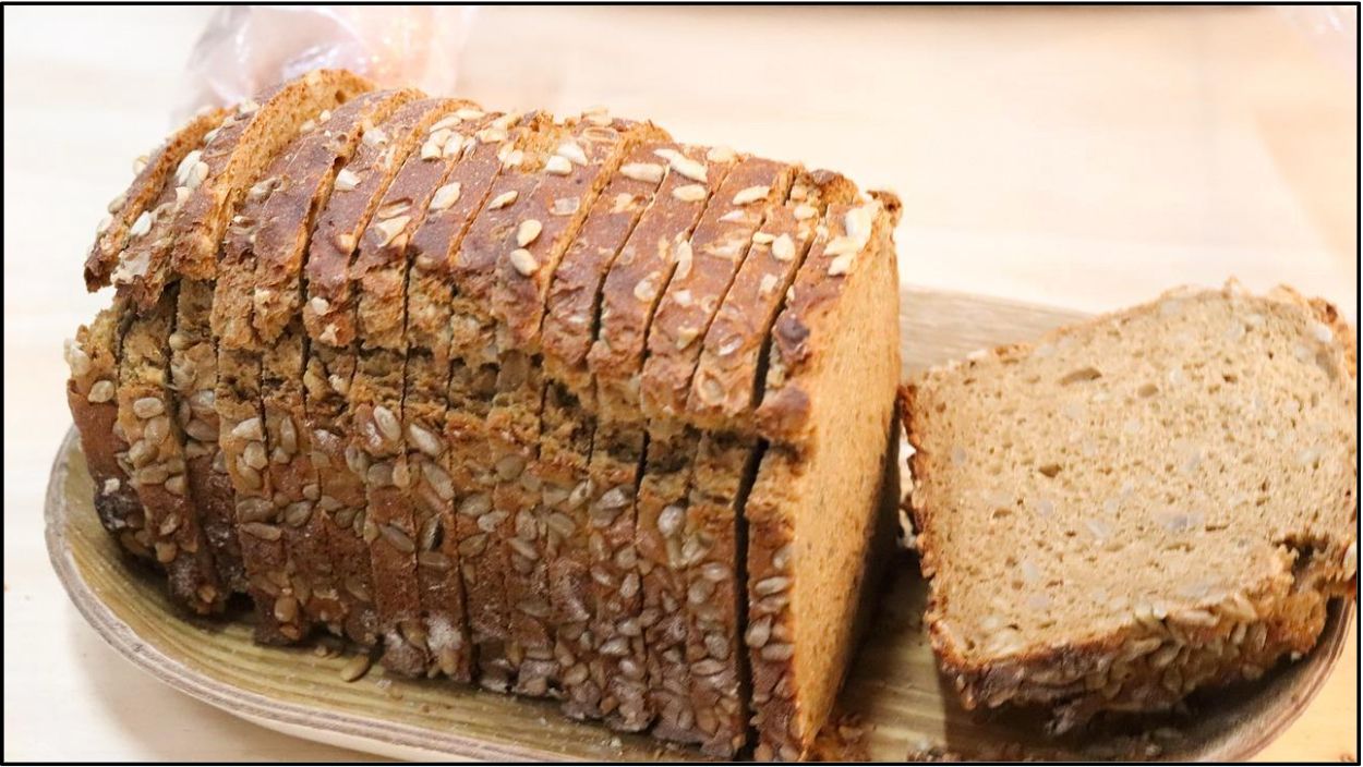 Toastul meaning explained: discover the creative toast trend, its Romanian language connection, and popular topping ideas.